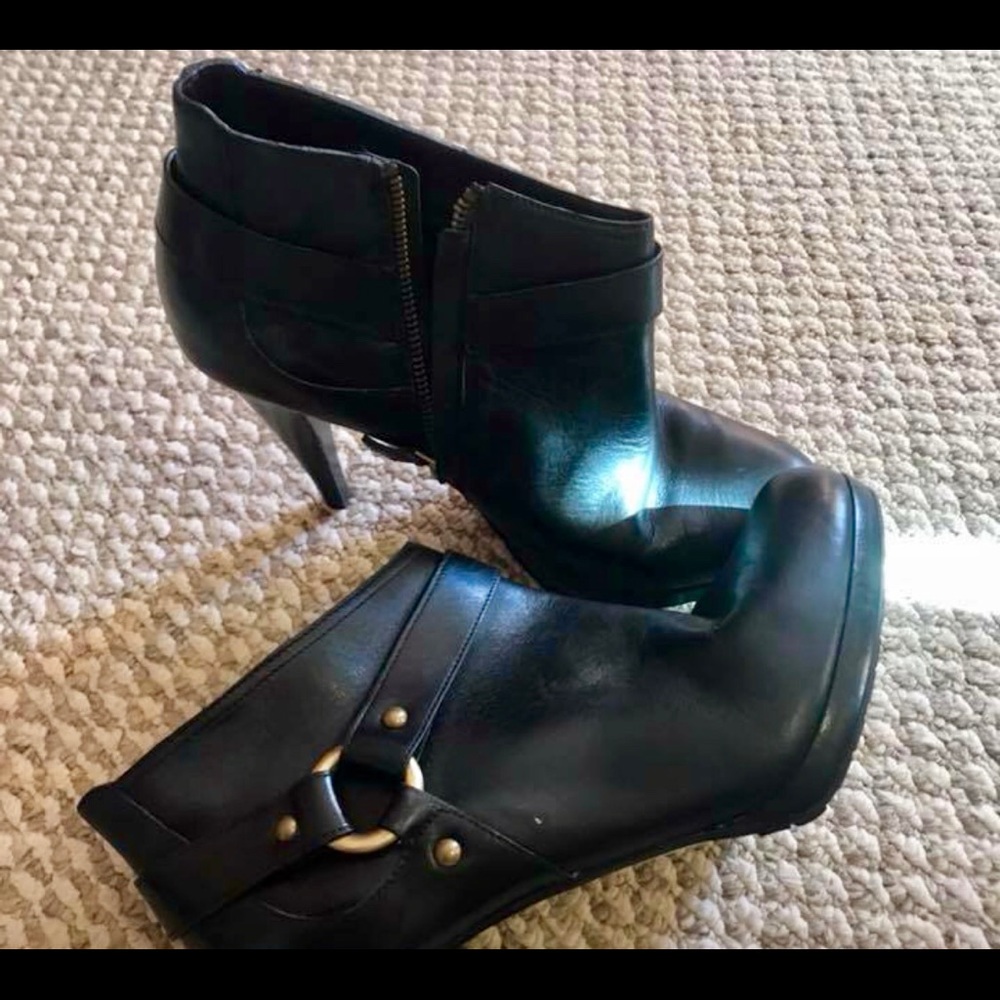 ColeHaan highways heeled soft leather booties. 9.5